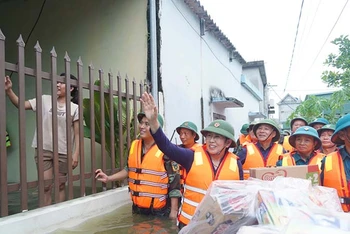 Đồng chí Lê Thị Thủy, Ủy viên Trung ương Đảng, Bí thư Tỉnh ủy Hà Nam cùng các đồng chí lãnh đạo tỉnh, huyện và các ngành xuống động viên và trao nhu yếu phẩm cho nhiều hộ dân bị ngập sâu tại thôn Trung Hiếu Hạ, xã Thanh Hải, huyện Thanh Liêm.