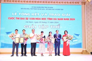 Đồng chí Phó Chủ tịch Ủy ban nhân dân tỉnh Nguyễn Đức Vượng trao giải cho các đơn vị tổ chức tốt cuộc thi.