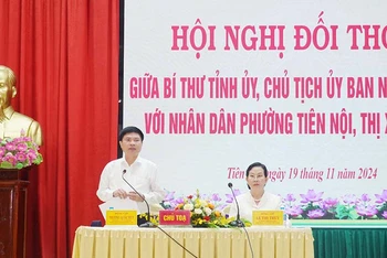 Đồng chí Bí thư Tỉnh ủy Lê Thị Thủy và đồng chí Chủ tịch Ủy ban nhân dân tỉnh Trương Quốc Huy chủ trì hội nghị đối thoại.