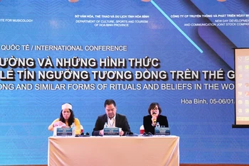 Đại diện Bộ Văn hóa, Thể thao và Du lịch, Viện Âm nhạc Việt Nam cùng Sở Văn hóa, Thể thao và Du lịch tỉnh Hòa Bình chủ trì Hội thảo.
