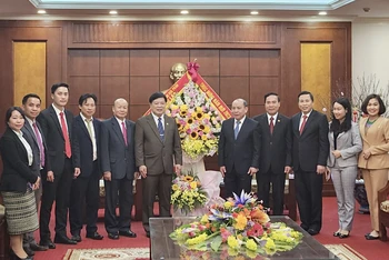 Đoàn công tác tỉnh Hủa Phăn (trái) chụp ảnh lưu niệm cùng lãnh đạo tỉnh Hòa Bình (phải).