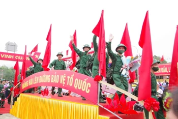 Các tân binh hăng hái lên đường thực hiện nghĩa vụ thiêng liêng của Tổ quốc.