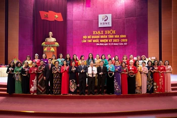 Lãnh đạo tỉnh Hòa Bình (giữa) chụp ảnh cùng Ban Chấp hành Hội nữ Doanh nhân tỉnh.