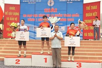 Ban tổ chức trao giải cho vận động viên Quàng Thị Soan (Quân khu 7) đoạt giải Nhất; Bùi Thị Quỳnh (Bình Dương) đoạt giải Nhì; Cà Thị Thơm (Quân khu 7) đoạt giải Ba.