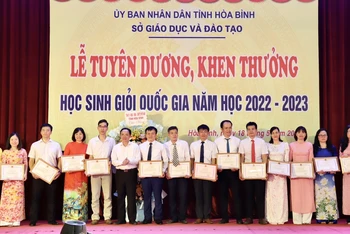 Chủ tịch Ủy ban nhân dân tỉnh Hòa Bình Bùi Văn Khánh (thứ 7 từ trái sang) trao Bằng khen cho các em học sinh giỏi Quốc gia năm 2022-2023.