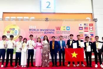 Hai đoàn học sinh tỉnh Hòa Bình nhận giải tại Seoul, Hàn Quốc.