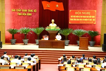 Đồng chí Nguyễn Phi Long, Bí thư Tỉnh ủy Hòa Bình phát biểu tại hội nghị.