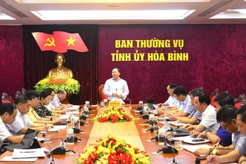 Bí thư Tỉnh ủy Hòa Bình Nguyễn Phi Long chỉ đạo hội nghị.