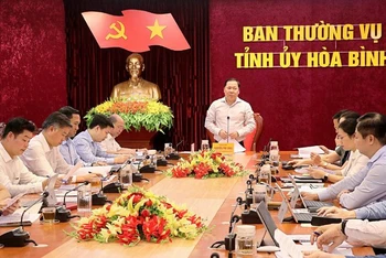 Bí thư Tỉnh ủy Hòa Bình Nguyễn Phi Long chỉ đạo hội nghị.