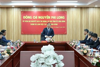 Đồng chí Nguyễn Phi Long, Bí thư Tỉnh ủy Hòa Bình phát biểu tại hội nghị.