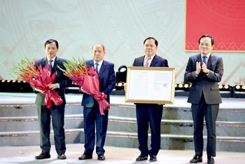 Phó Thủ tướng Trần Lưu Quang (trái) trao Quyết định của Thủ tướng Chính phủ về công tác Quy hoạch tỉnh Hòa Bình thời kỳ 2021-2030, tầm nhìn đến năm 2050 cho Bí thư Tỉnh ủy Hòa Bình Nguyễn Phi Long.