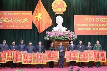 Chủ tịch Ủy ban nhân dân tỉnh Hòa Bình Bùi Văn Khánh (giữa) tặng bằng khen cho các tập thể có thành tích xuất sắc trong phong trào thi thua yêu nước năm 2023.