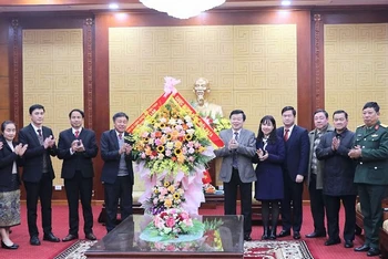 Tỉnh Hủa Phăn tặng tỉnh Hòa Bình lẵng hoa tươi thắm.