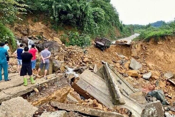 Mưa lớn làm đứt gãy đường tại xã Quý Hòa, huyện Lạc Sơn, tỉnh Hòa Bình.