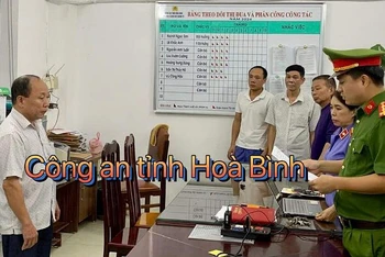 Nguyễn Văn Lâm, Giám đốc chi nhánh Văn phòng đăng ký đất đai huyện Lạc Sơn (trái). (Ảnh: Công an cung cấp).