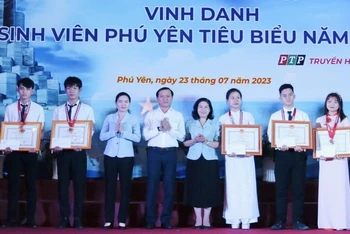 417 sinh viên được vinh danh, khen thưởng năm 2023, với 93 em đạt điểm trung bình cả năm từ 9 đến 9,9.