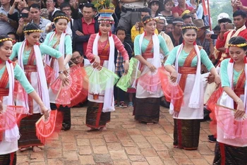 Các thiếu nữ Chăm ở Ninh Thuận biểu diễn múa quạt truyền thống nhân dịp vui đón lễ hội Ka-tê của đồng bào Chăm theo đạo Bà la môn ( ảnh: Nguyễn Trung)