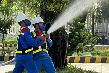 Đội phòng cháy, chữa cháy cơ sở Kho xăng dầu Vũng Rô thuộc Công ty CP Xăng dầu, Dầu khí Phú Yên (PVOil Phú Yên) thực hành tình huống chữa cháy tại chỗ.