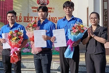 Chi bộ khu phố 1, phường 1, thành phố Tuy Hòa làm lễ kết nạp Đảng cho 3 thanh niên chuẩn bị lên đường nhập ngũ.