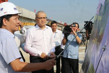 Bí thư Tỉnh ủy Phú Yên Phạm Đại Dương nghe chủ đầu tư báo cáo tiến độ hạng mục cầu bắt qua Sông Ba, dự án thành phần Chí Thạnh-Vân Phong ( dự án cao tốc bắc-nam). 