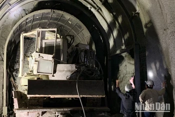 Đơn vị thi công đang triển khai dọn dẹp khắc phục sự cố sạt hầm đường sắt qua Tuy An.