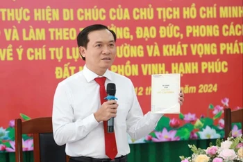 Đồng chí Bùi Thanh Toàn, Trưởng Ban Tuyên giáo Tỉnh ủy Phú Yên phát biểu tại Hội thảo.