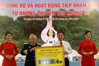 Anh hùng Lực lượng vũ trang nhân dân Hồ Đắc Thạnh, thuyền trưởng của 12 chuyến tàu Không số trao tặng kỷ vật đường Hồ Chí Minh trên biển cho Bảo tàng Phú Yên.