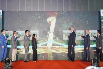 Các đại biểu ấn nút khai mạc triển lãm quốc tế lần thứ 16 về công nghệ xử lý, chế biến và đóng gói bao bì tại Việt Nam- ProPak Vietnam 2023
