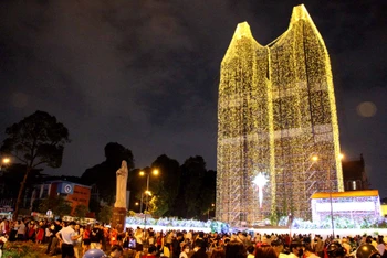 Tối 24/12, hàng vạn người dân đã đổ về Nhà thờ Đức Bà Thành phố Hồ Chí Minh để vui chơi đêm Giáng sinh.
