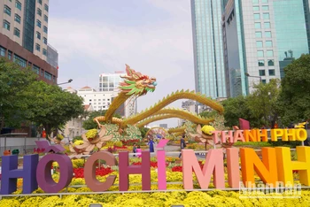 Sáng 6/2 (27 tháng Chạp), việc thi công đường hoa Nguyễn Huệ (Thành phố Hồ Chí Minh) cơ bản đã hoàn thành, sẵn sàng đón du khách đến tham quan thưởng ngoạn từ 19 giờ ngày 28 tháng Chạp Quý Mão.