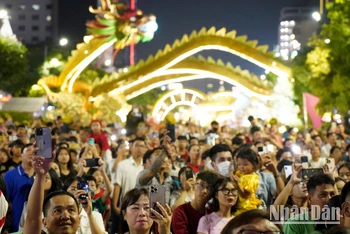 Tại Thành phố Hồ Chí Minh, các gia đình, cặp đôi, nhóm bạn trẻ đã có mặt tại khu vực công viên Bạch Đằng đón chờ khoảnh khắc đếm ngược màn bắn pháo hoa bước sang năm mới 2024.