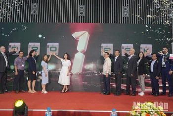 Các đại biểu ấn nút khai mạc triển lãm quốc tế lần thứ 17 về công nghệ xử lý, chế biến và đóng gói bao bì tại Việt Nam- ProPak Vietnam 2024.