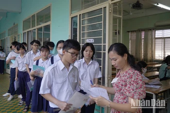 Sáng 6/6, học sinh lớp 9 của Thành phố Hồ Chí Minh đến các điểm thi để làm thủ tục dự thi tuyển sinh vào lớp 10 trung học phổ thông năm học 2024-2025.