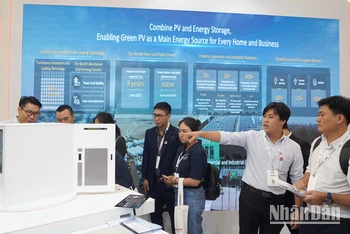 Đông đảo khách tham quan gian hàng Huawei trình diễn các công nghệ SmartPV và hệ thống pin lưu trữ thế hệ mới.