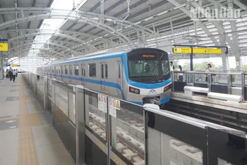 Người dân trải nghiệm tuyến Metro số 1 vận hành chính thức .