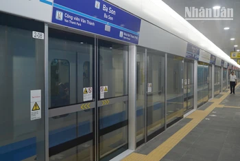 Trong ngày đầu đi vào hoạt động, tuyến metro số 1 Thành phố Hồ Chí Minh (Bến Thành-Suối Tiên) đón 150.000 lượt hành khách.