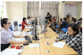 Người lao động làm thủ tục đề nghị hưởng trợ cấp thất nghiệp tại Trung tâm Dịch vụ việc làm tỉnh Bắc Giang.