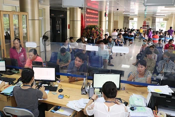 Người lao động đến Trung tâm dịch vụ việc làm tỉnh Bắc Giang làm thủ tục hưởng trợ cấp bảo hiểm thất nghiệp.
