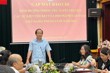 Đồng chí Trương Xuân Cừ, Phó chủ tịch Trung ương Hội Người cao tuổi Việt Nam, chia sẻ thông tin tại buổi gặp mặt báo chí.