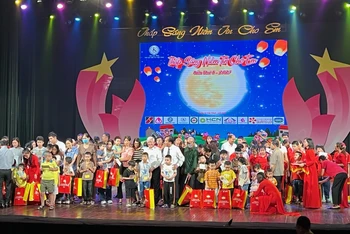 Đại diện lãnh đạo Đảng, Nhà nước và Hội Cứu trợ trẻ em tàn tật Việt Nam trao tặng các phần quà cho 200 trẻ em khuyết tật tiêu biểu.
