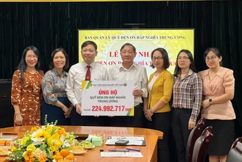 Học viện Nông nghiệp Việt Nam ủng hộ Quỹ Đền ơn đáp nghĩa Trung ương.