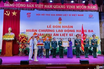 Hội Hỗ trợ gia đình liệt sĩ Việt Nam đón nhận Huân chương Lao động hạng Ba. 