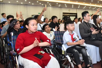 Các đại biểu người khuyết tật, trẻ mồ côi tham dự Hội nghị biểu dương (Ảnh: Thủy Nguyên) 