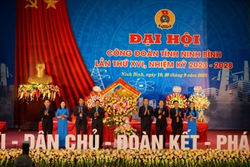 Đồng chí Nguyễn Đình Khang, Ủy viên Trung ương Đảng, Chủ tịch Tổng Liên đoàn lao động Việt Nam tặng hoa chúc mừng đại hội. (Ảnh: Nguyễn Trường)