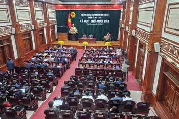 Toàn cảnh kỳ họp thứ 17, Hội đồng nhân dân tỉnh Ninh Bình khóa 15, nhiệm kỳ (2021-2026). (Ảnh Đức Phương)
