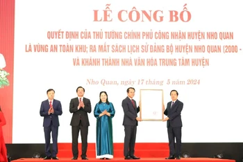 Lễ công bố Quyết định của Thủ tướng Chính phủ công nhận huyện Nho Quan thuộc tỉnh Ninh Bình là Vùng An toàn khu trong thời kỳ kháng chiến chống thực dân Pháp và chống đế quốc Mỹ. Ảnh: Đức Phương.