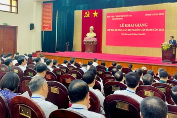 Lớp học là cơ hội để các đồng chí học viên được tiếp cận với những thông tin mới, tiếp thu kiến thức, kinh nghiệm thực tiễn về kỹ năng lãnh đạo, quản lý, giúp cho các đồng chí vận dụng và tổ chức thực hiện tốt hơn nhiệm vụ được giao. 