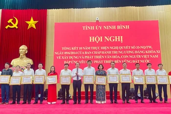 Dịp này, 15 tổ chức đảng và 20 đảng viên được Ban Thường vụ Tỉnh ủy Ninh Bình khen thưởng vì có nhiều thành tích xuất sắc trong thực hiện Nghị quyết số 33 của Ban Chấp hành Trung ương Đảng khóa XI. 