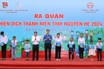 Lãnh đạo Tỉnh đoàn Ninh Bình và huyện Kim Sơn trao tặng quà cho các em thiếu nhi có hoàn cảnh khó khăn.