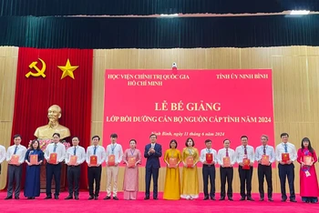 Đồng chí Đoàn Minh Huấn, Ủy viên Trung ương Đảng, Bí thư Tỉnh ủy Ninh Bình trao Chứng nhận tốt nghiệp cho các học viên.